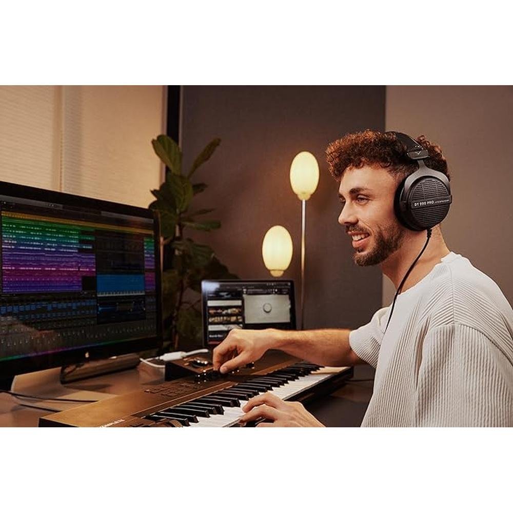beyerdynamic DT 990 PRO 250 ohm – Close-up Detail