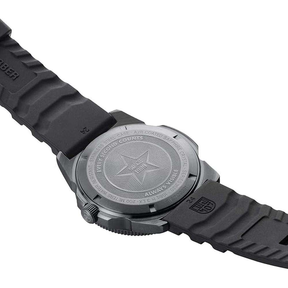 Luminox Men: Luminox Sea Pacific Diver 3120 Series Quartz – Close-up Detail