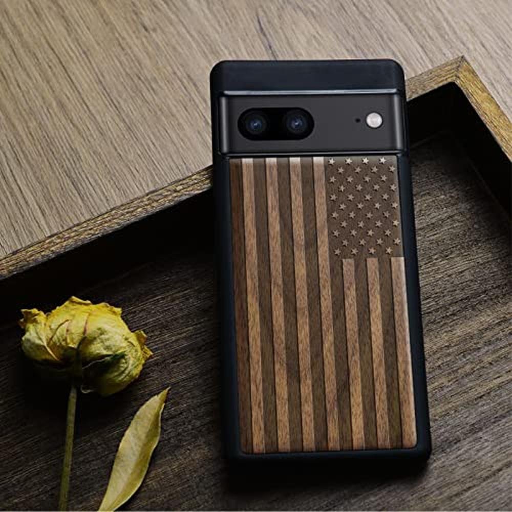 Wood Case: Carveit Pixel 7 Natural Wood Black Soft TPU – In Use