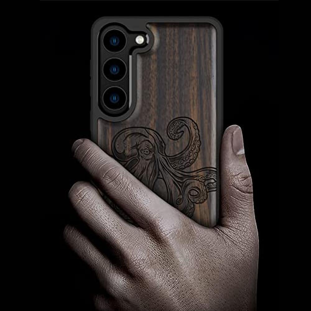 Wood Case: Carveit Galaxy S23 Natural Wood Black Soft TPU – Side View