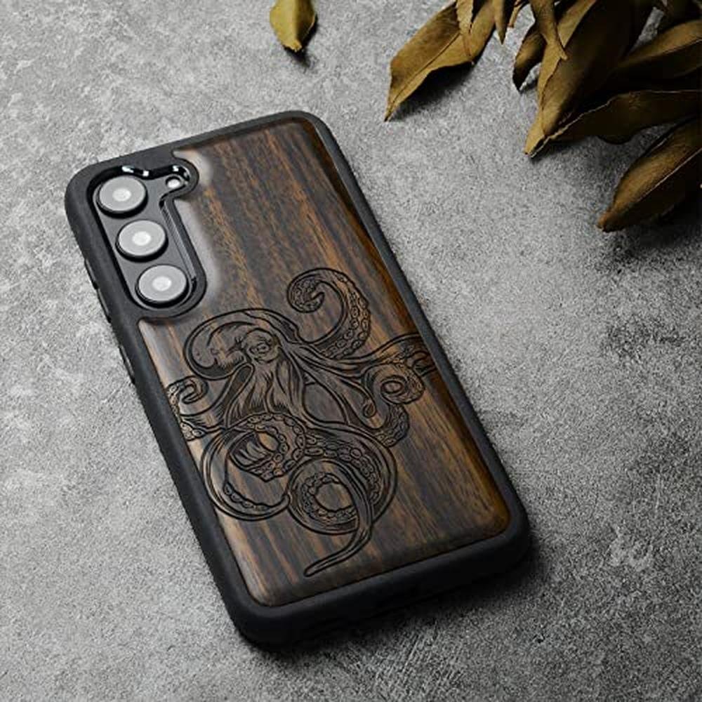 Wood Case: Carveit Galaxy S23 Natural Wood Black Soft TPU – In Use