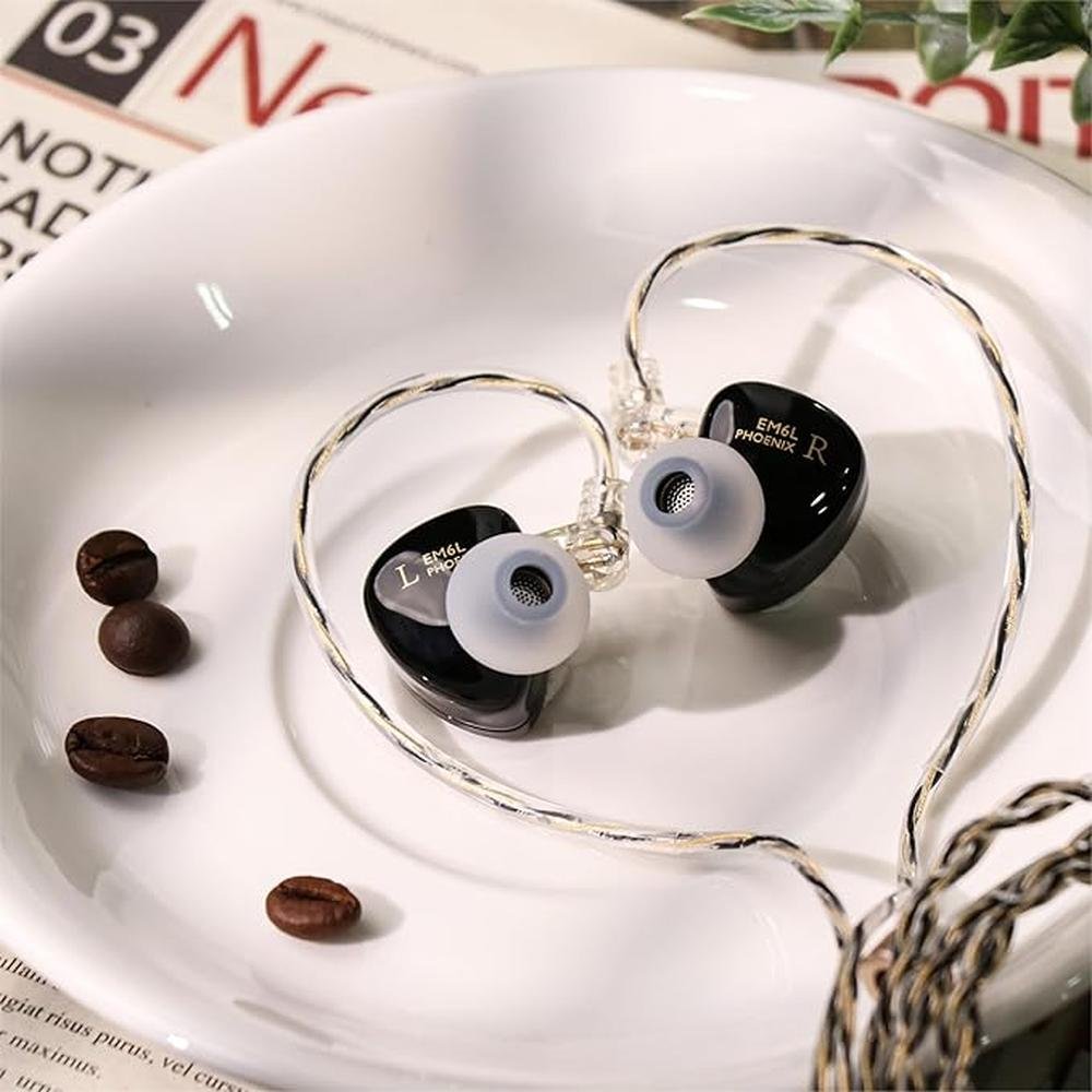 Linsoul SIMGOT EM6L 1DD + 4BA Hybrid Driver in-Ear Monitor – Close-up Detail