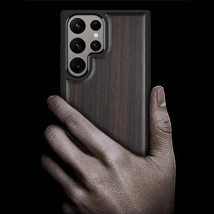 Wood Case: Carveit Galaxy S24 Ultra Natural Wood Black Soft – Close-up Detail