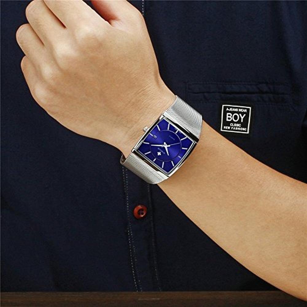 Gosasa Men Watch: Classic Analog Quartz Date – In Use